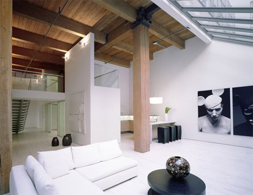 immobilier : loft san francisco avec son mur entièrement vitré et à une verrière.