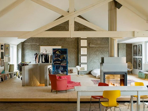 Le loft, ses charpentes et sa cheminée