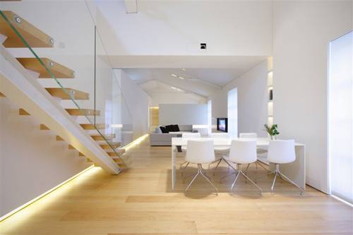 escalier design avec main courante en verre