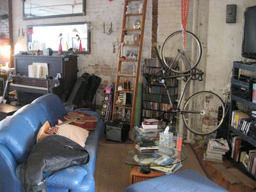 loft bohème Brooklyn New York avec un vélo suspendu au dessus du salon