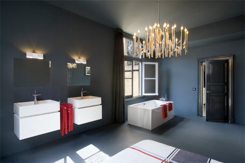 La salle de bain sombre