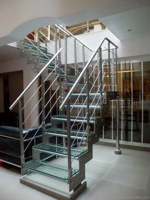 escalier design en verre et metal