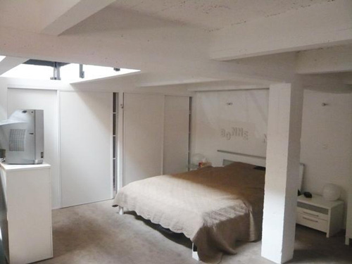 Chambre couleurs claires dans un loft