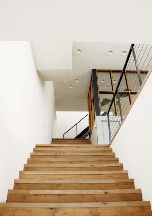 escalier en bois du loft à Amsterdam