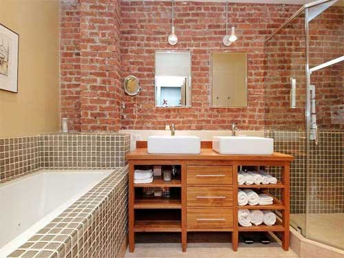 Salle de bain avec mur en briques