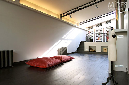 Loft contemporain avec poutres effeil