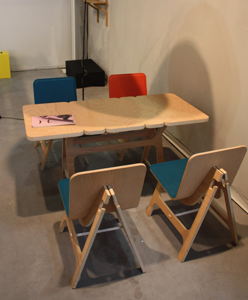 chaise et table en bois