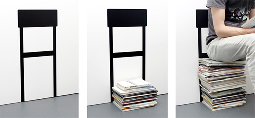 Chaise sticker et pile de magazines