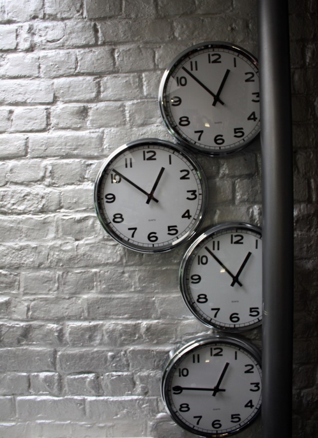 déco loft avec des horloges