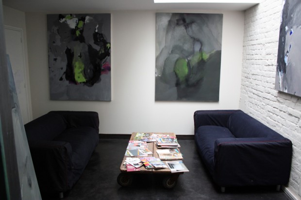 Salle d'attente et table industrielle