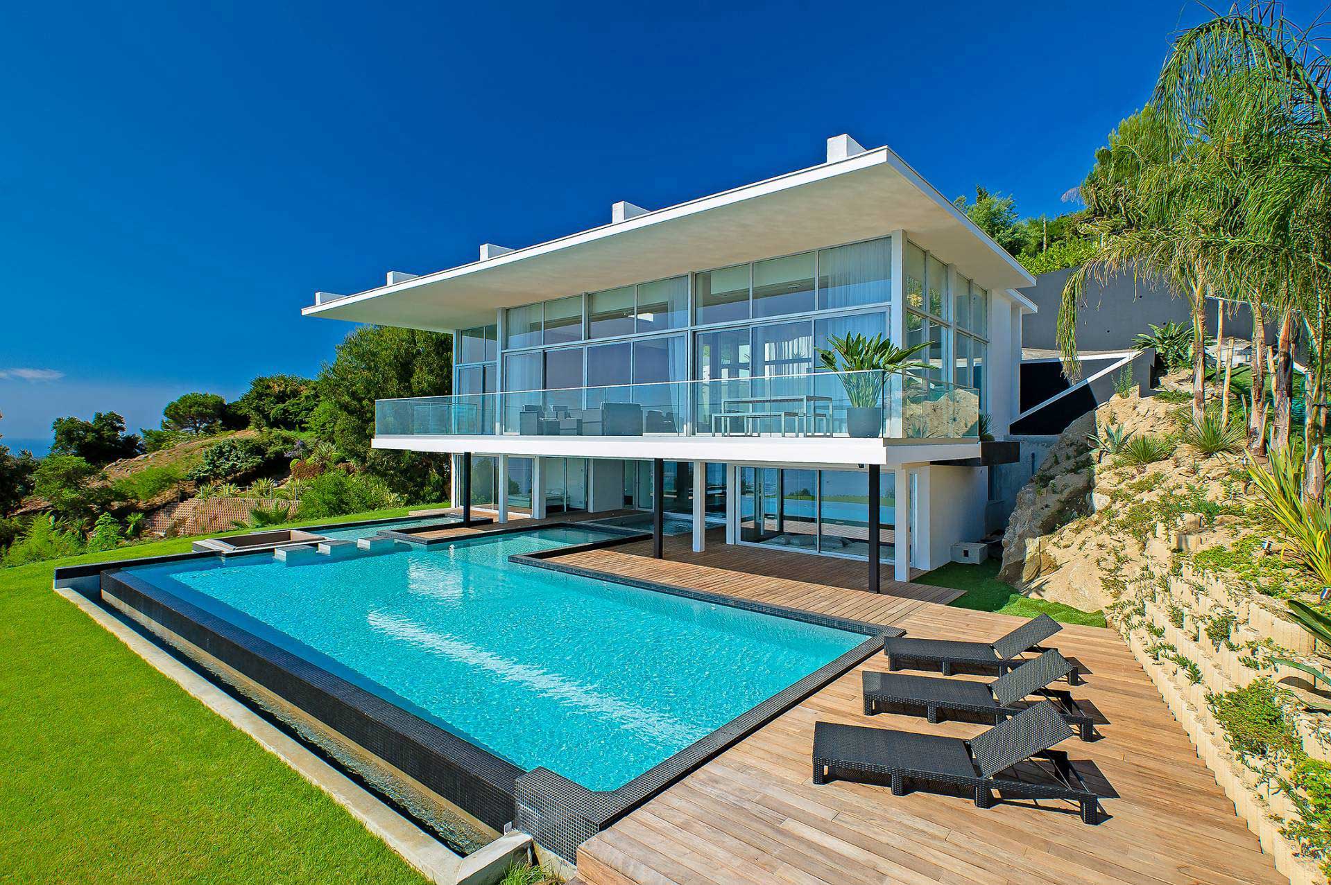 Villa contemporaine avec piscine saint tropez.jpg