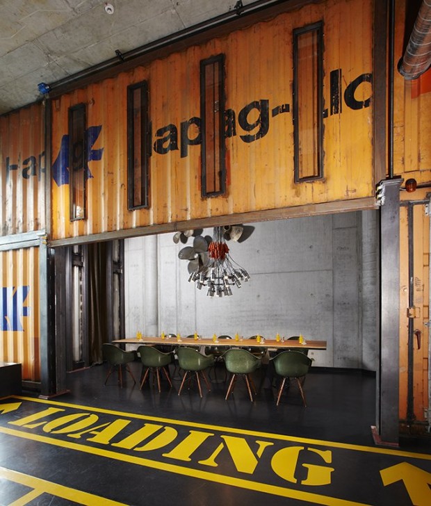 Deco esprit loft avec des parois en container