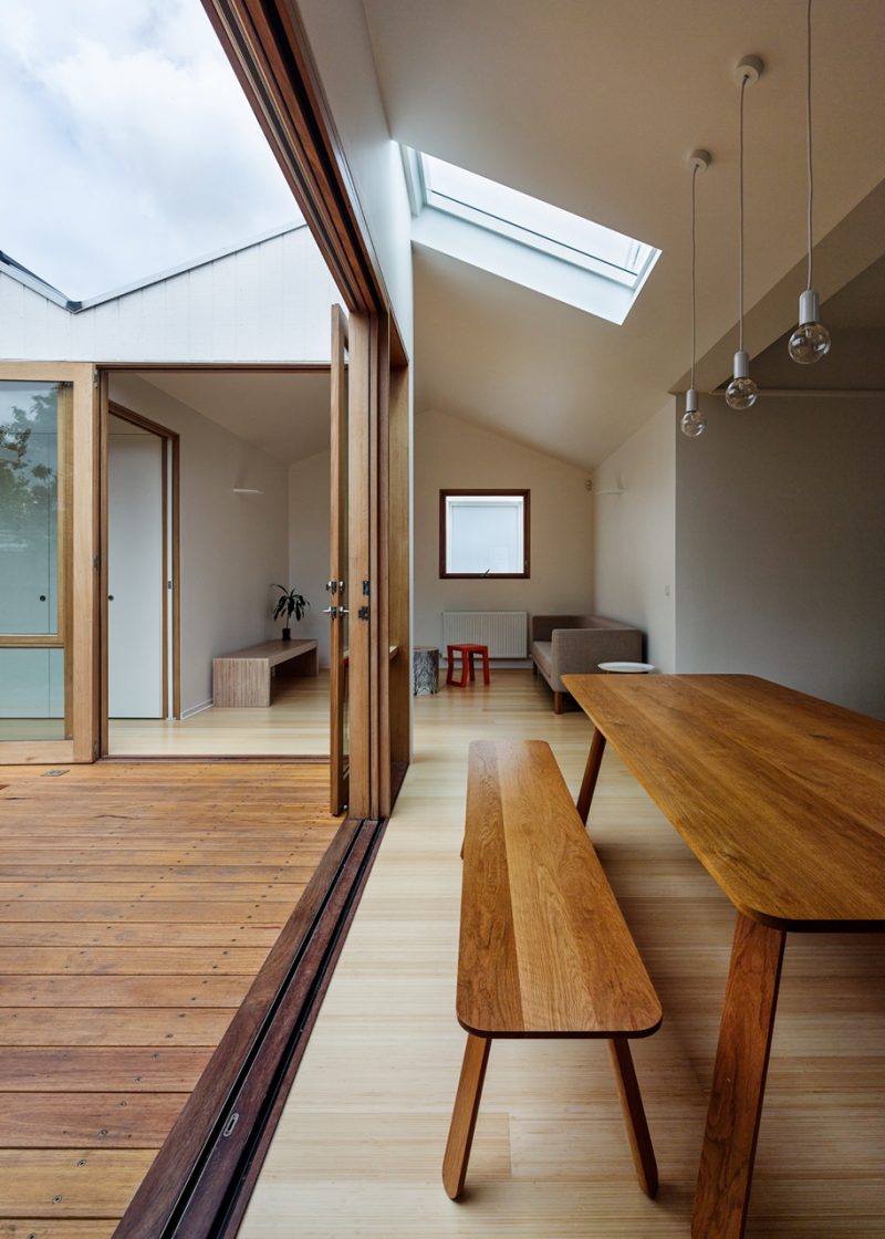 Baie vitrée en bois dans une maison esprit loft