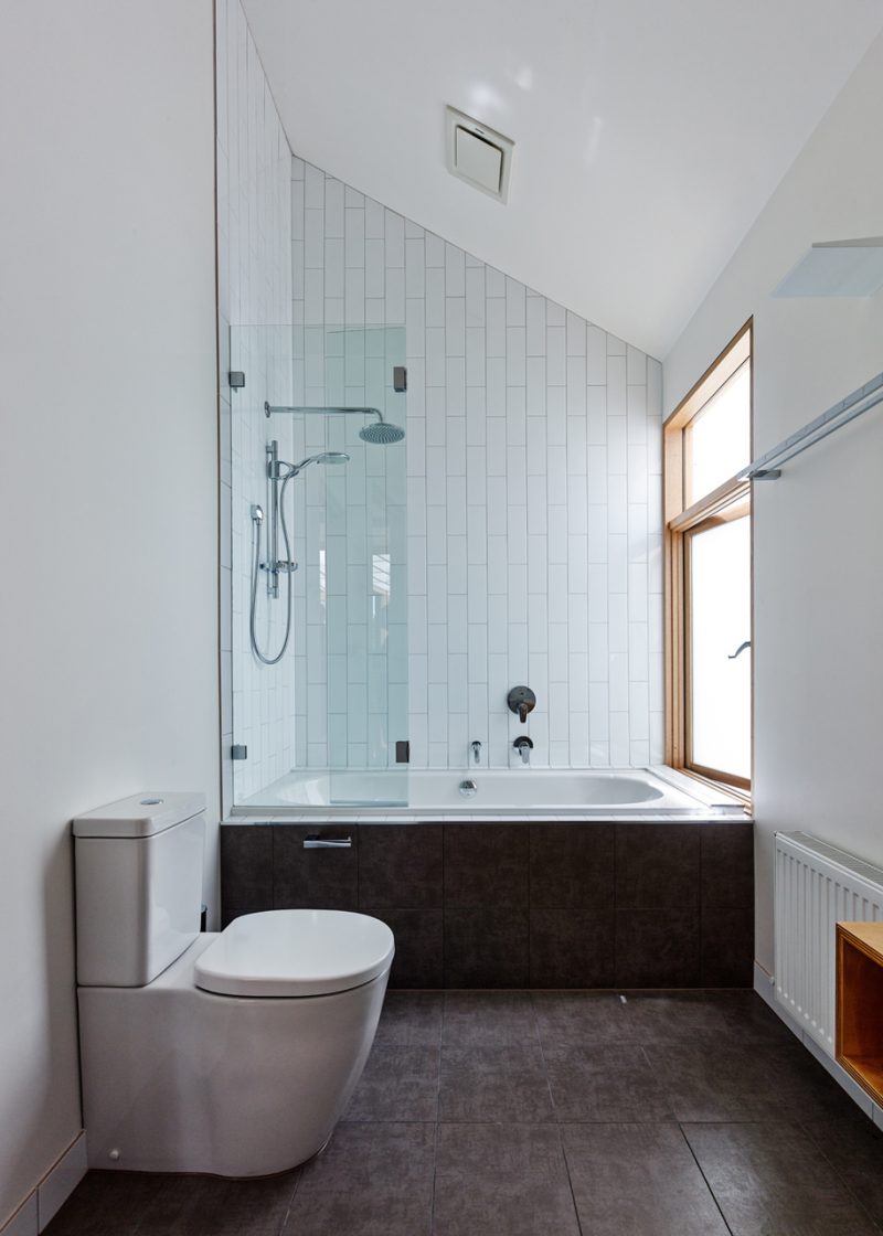 Baignoire avec paroi vitrée pour la douche