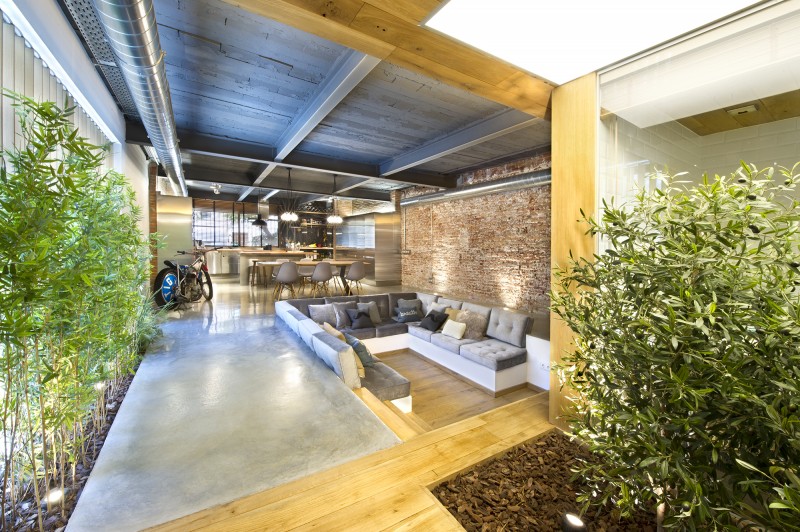 Loft industriel avec béton ciré et parquet