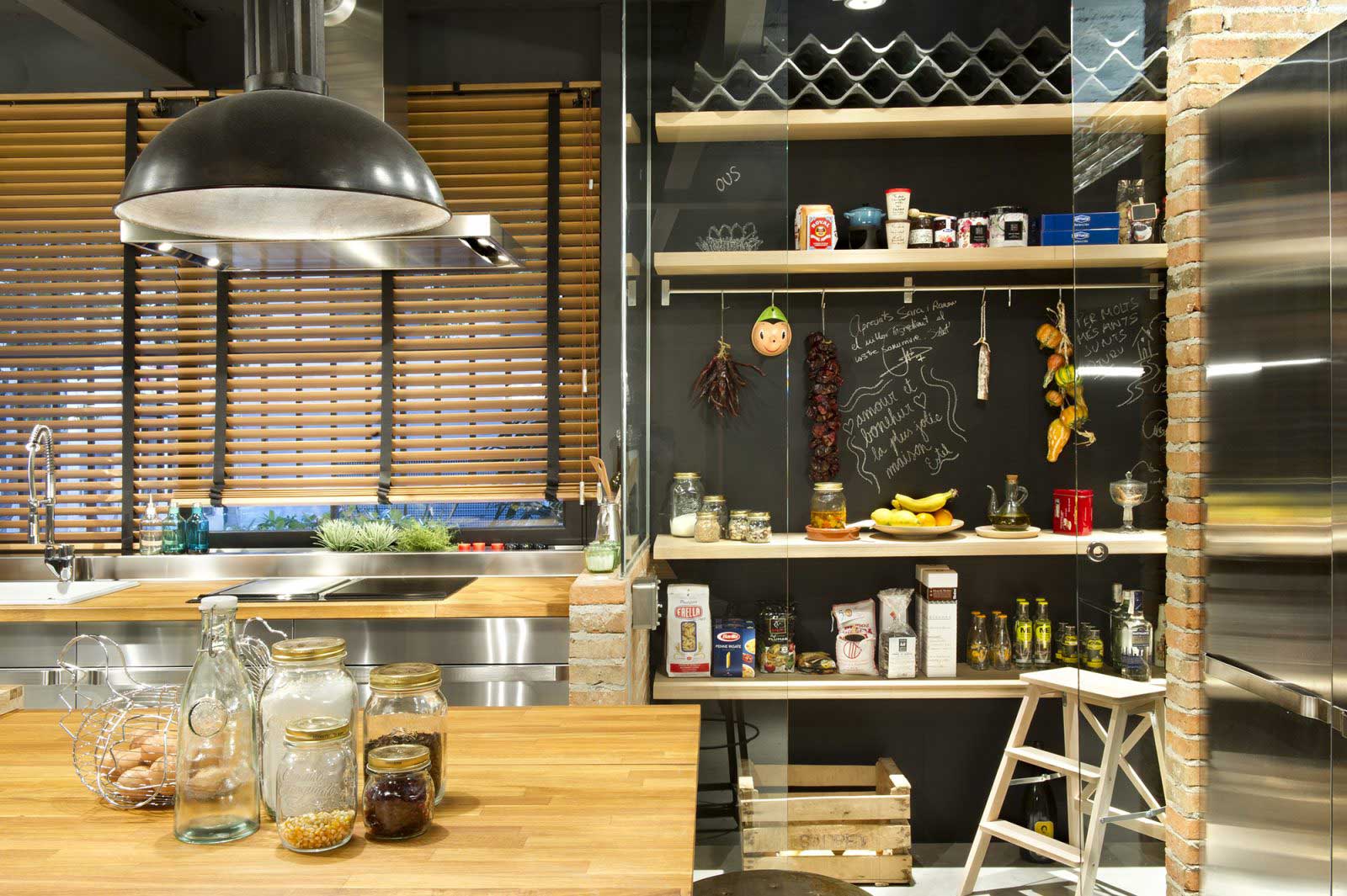 Cuisine avec mur peinture ardoise pour écrier à la craie