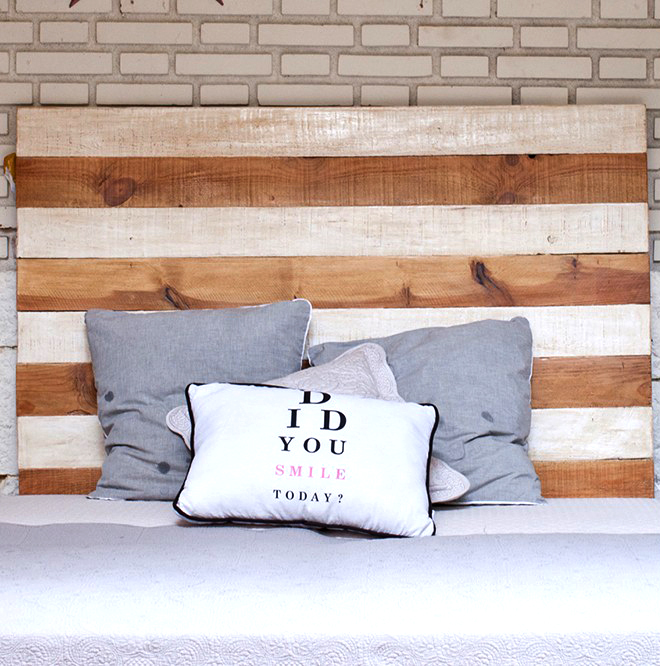 Tête de lit en bois brut et blanc