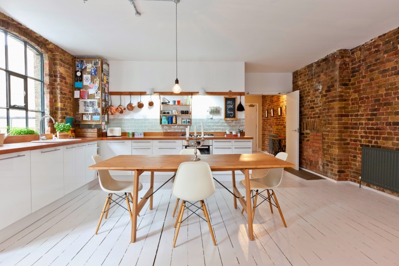 Cuisine avec parquet blanc