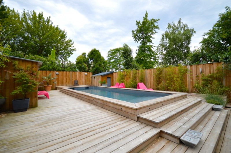 Piscine entourée d'une terrasse