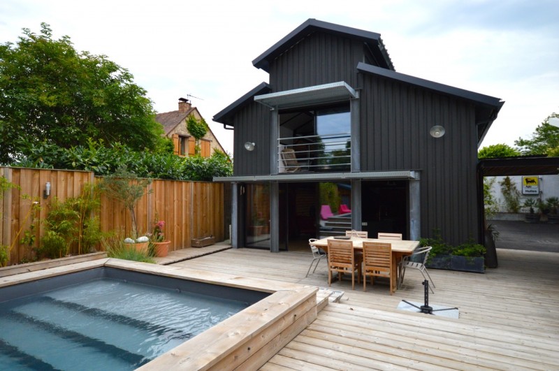 Loft avec piscine sur une terrasse en bois