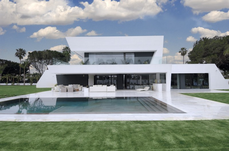 Maison futuriste avec piscine