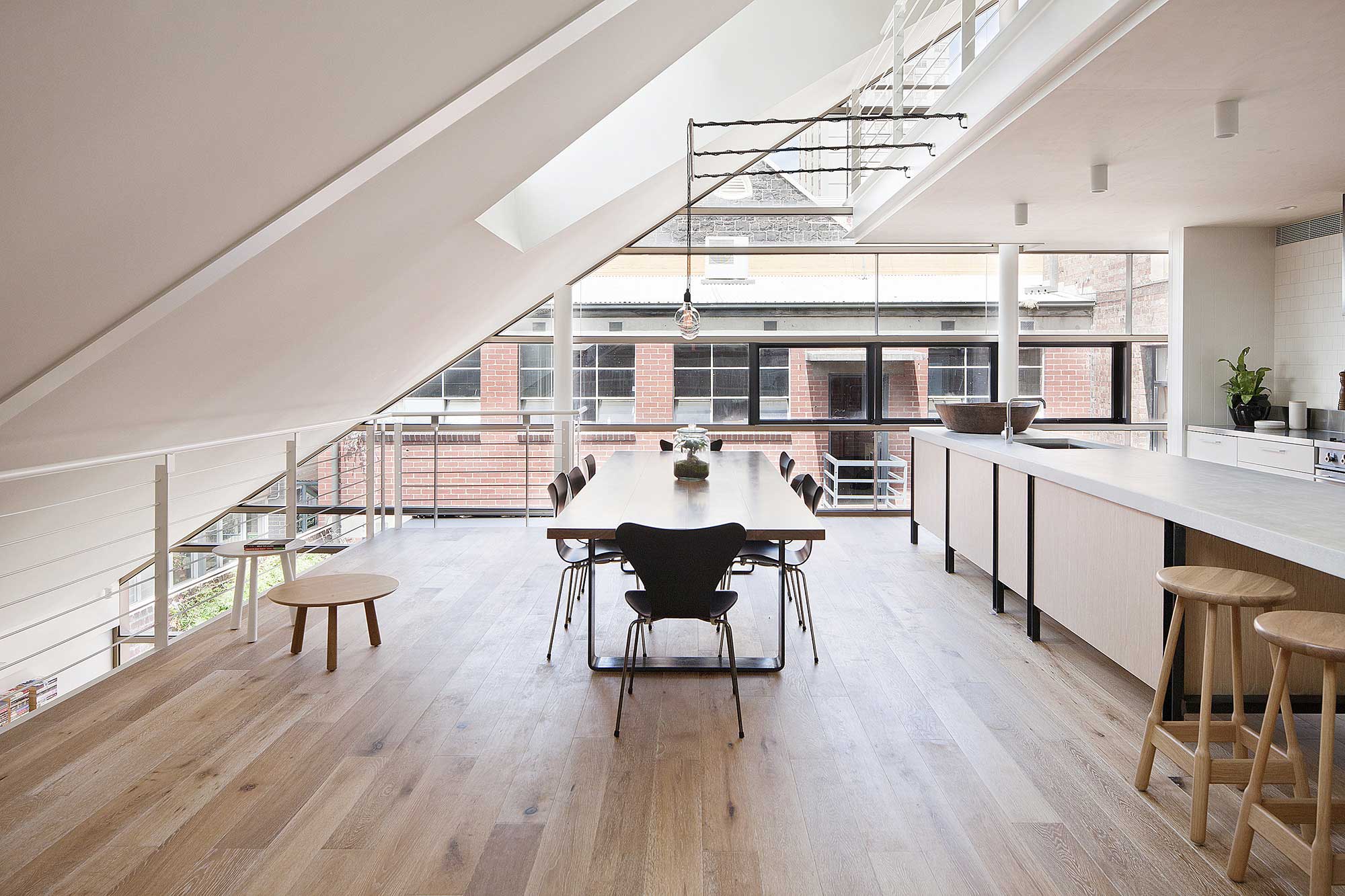 Loft avec plafond  en  pente 