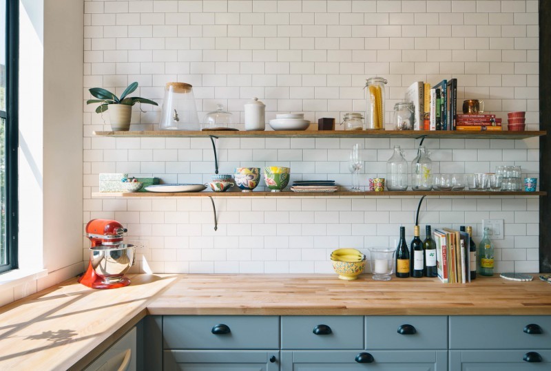 Cuisine grise avant plan de travail en bois