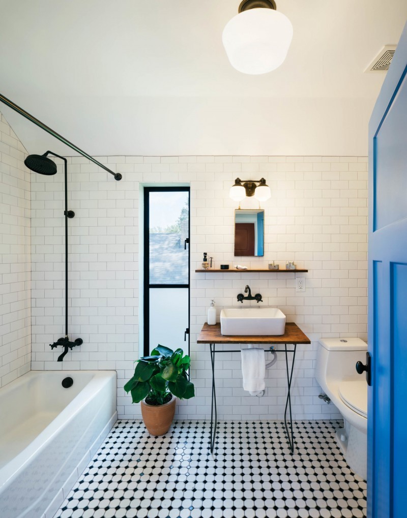 Salle de bains avec robinetterie noire