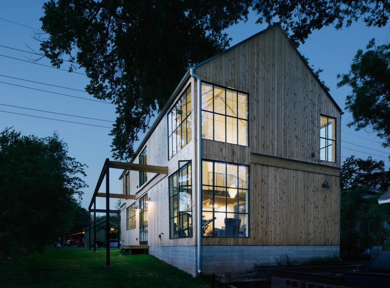 Maison en bois avec grandes baies vitrées