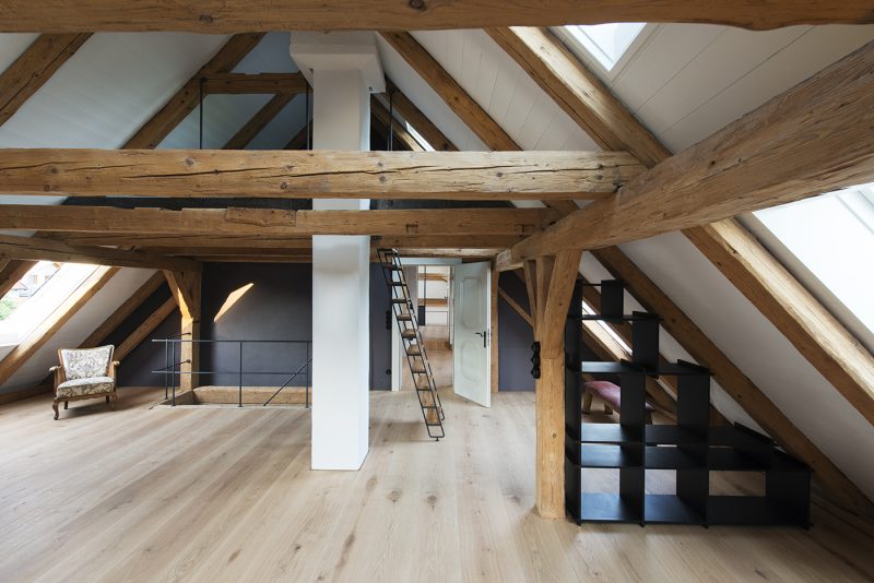 Poutre en bois dans une ancienne ferme