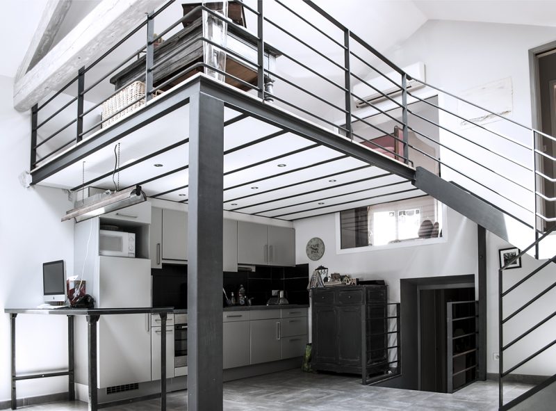 Mezzanine en métal dans un loft