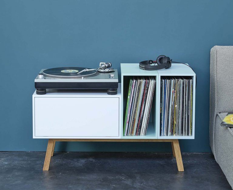 51 meubles pour le rangement des vinyles et d'une platine