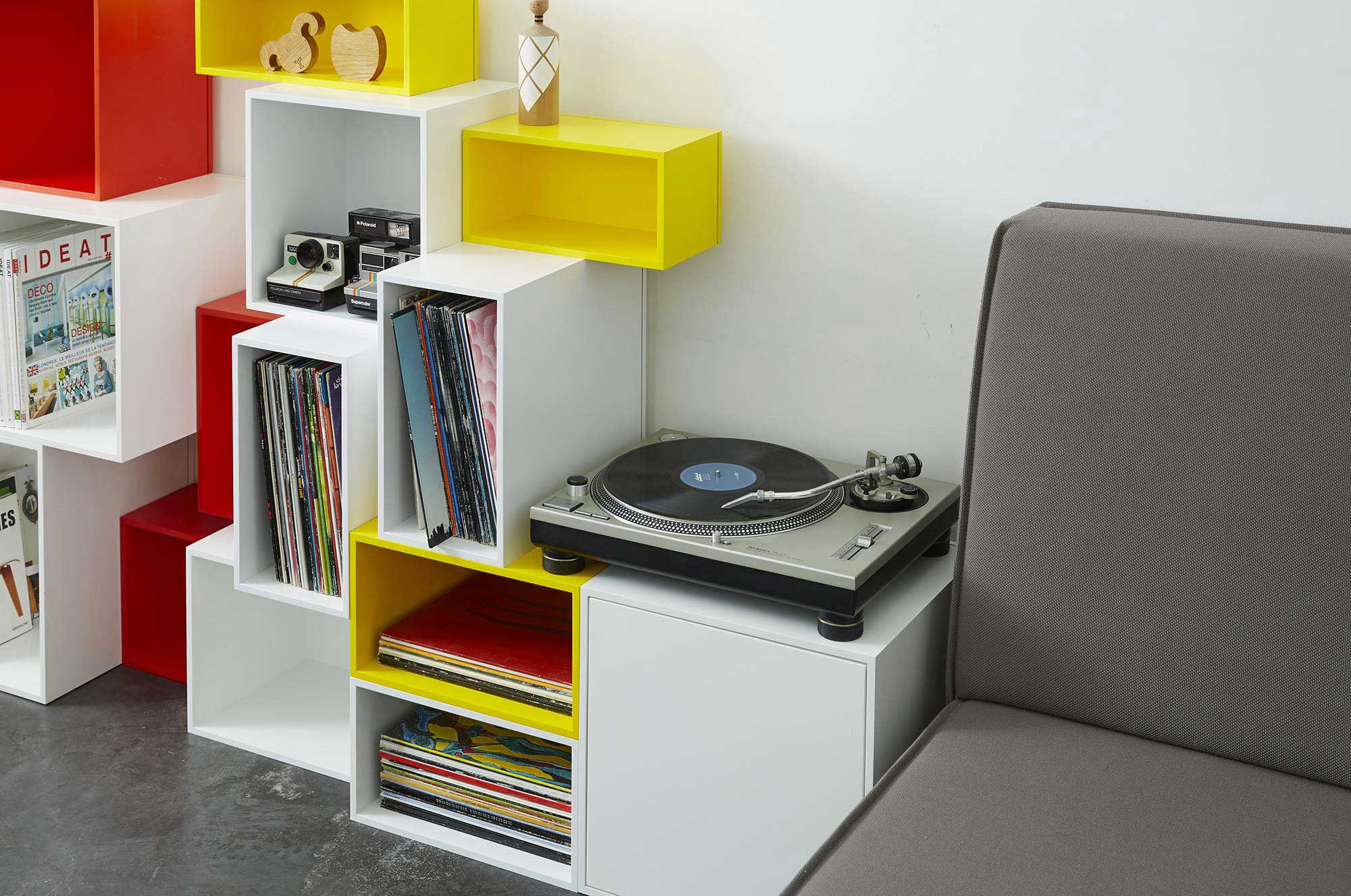 51 meubles pour le rangement des vinyles et d'une platine