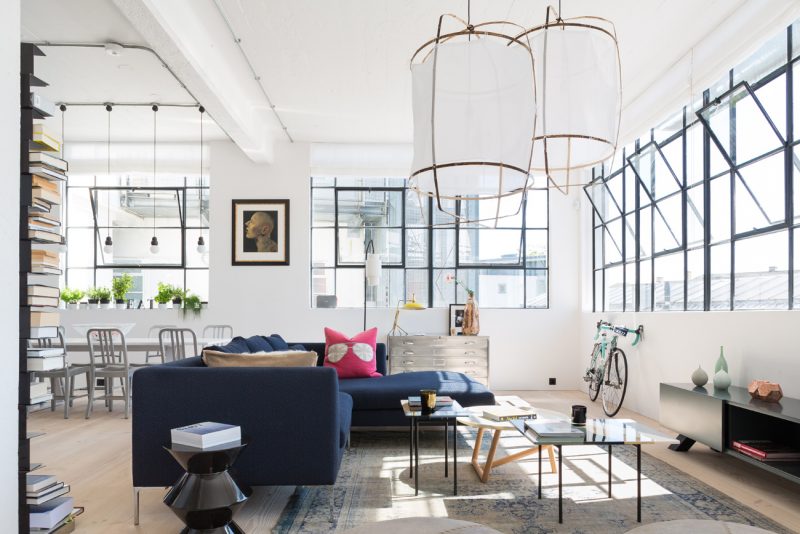 Loft moderne avec fenêtres industrielles
