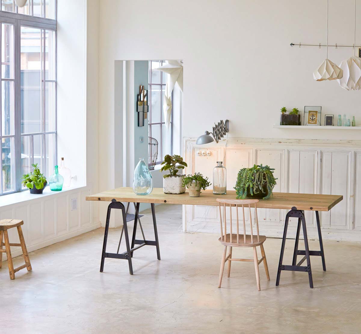 Table avec tréteaux en métal