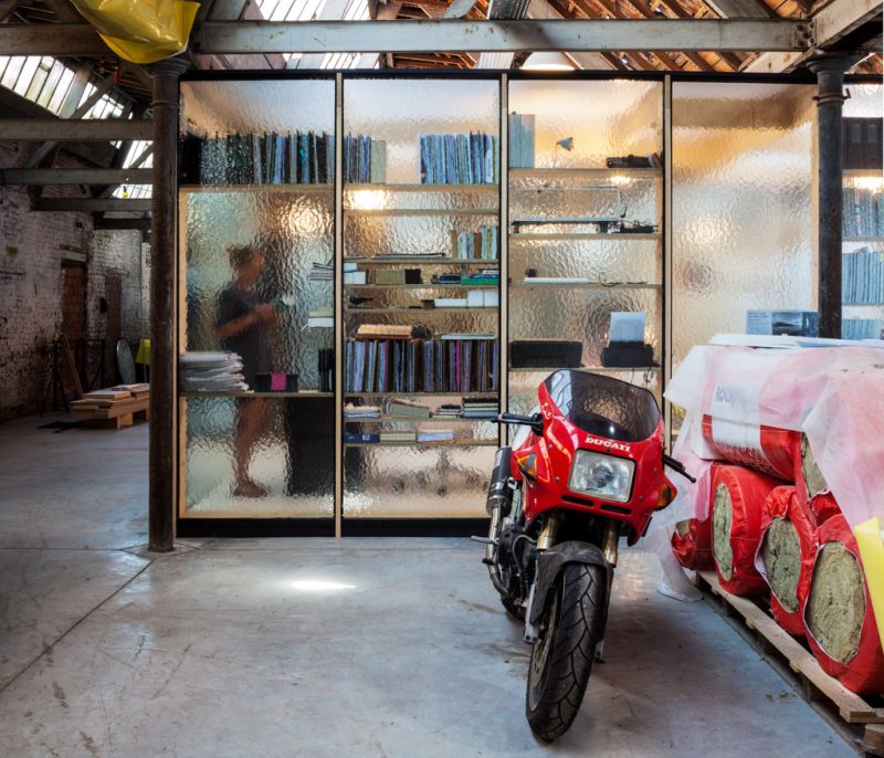 Moto dans un loft