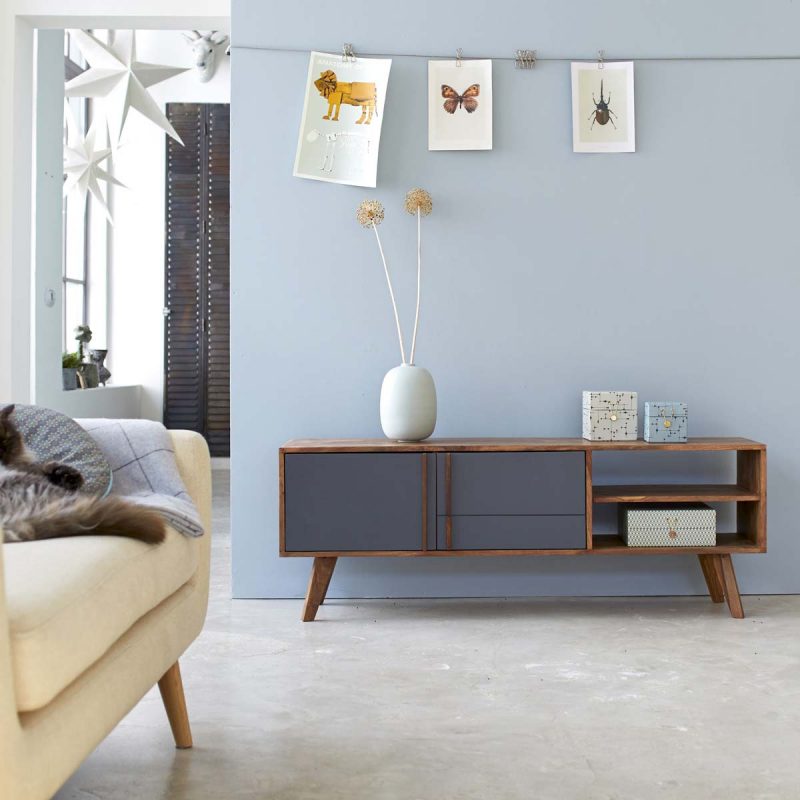 Salon déco scandinave avec peinture pastel sur les murs