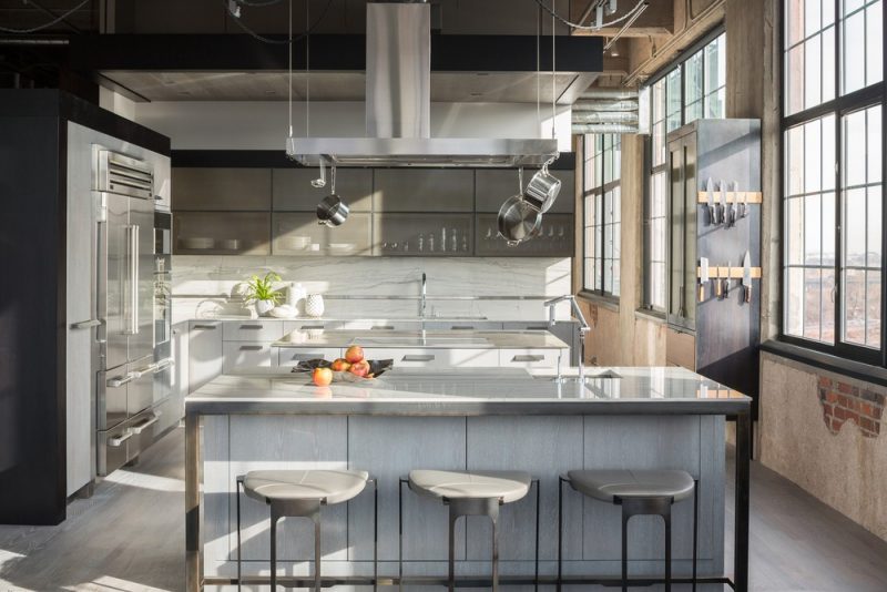 Cuisine avec ilot dans un loft