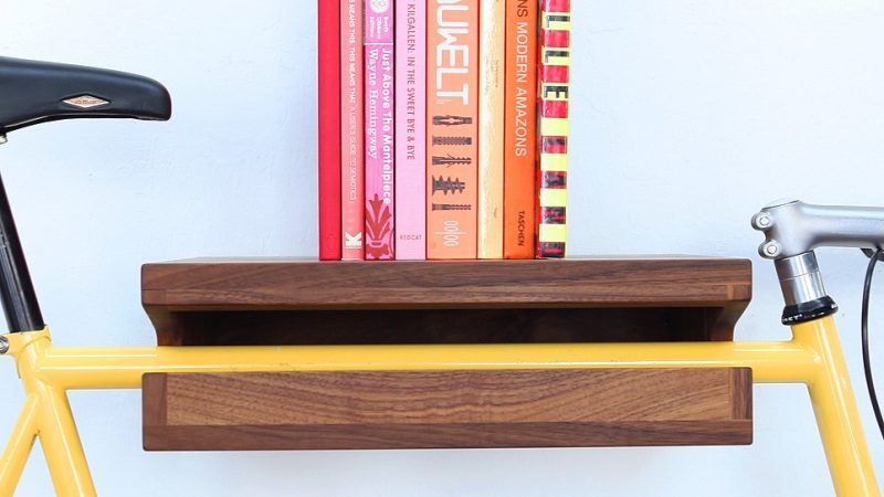 Etagère à vélo et livres en bois