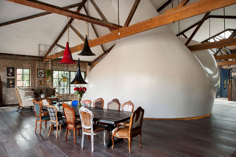 Pièce aux formes courbes dans un loft