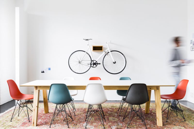 Vélo accroché au mur