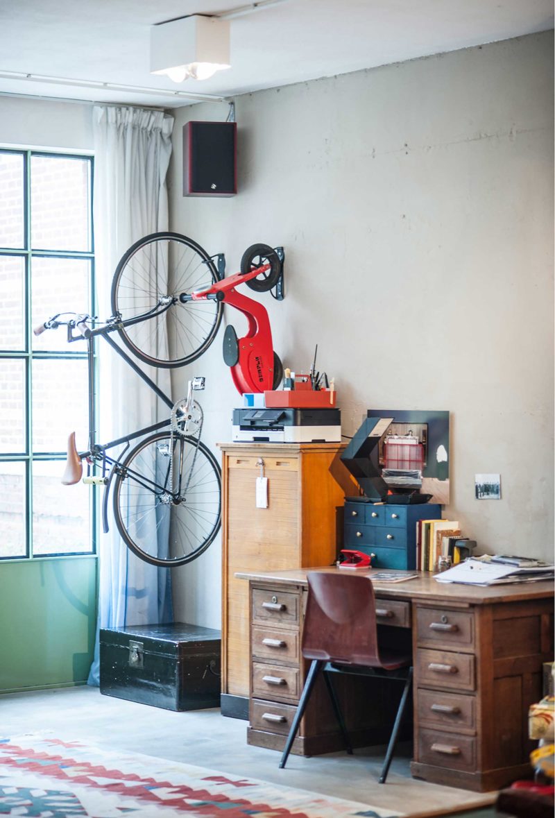 Vélo fixé au mur déco