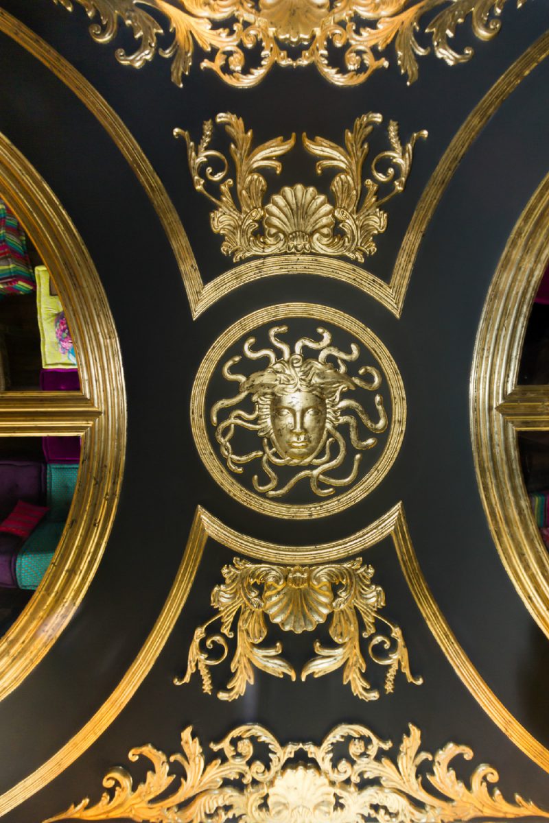 Plafond à la déco baroque