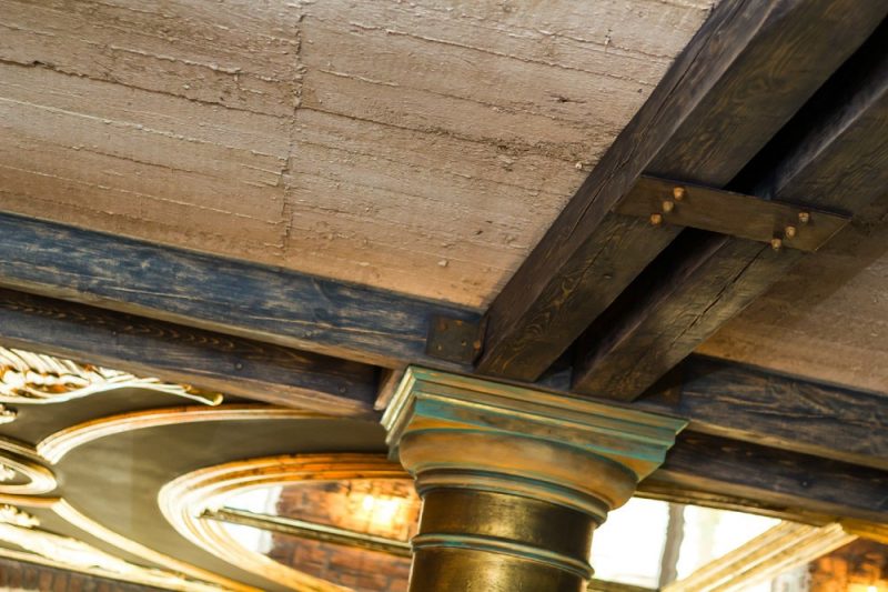 Poteau dans un loft industriel