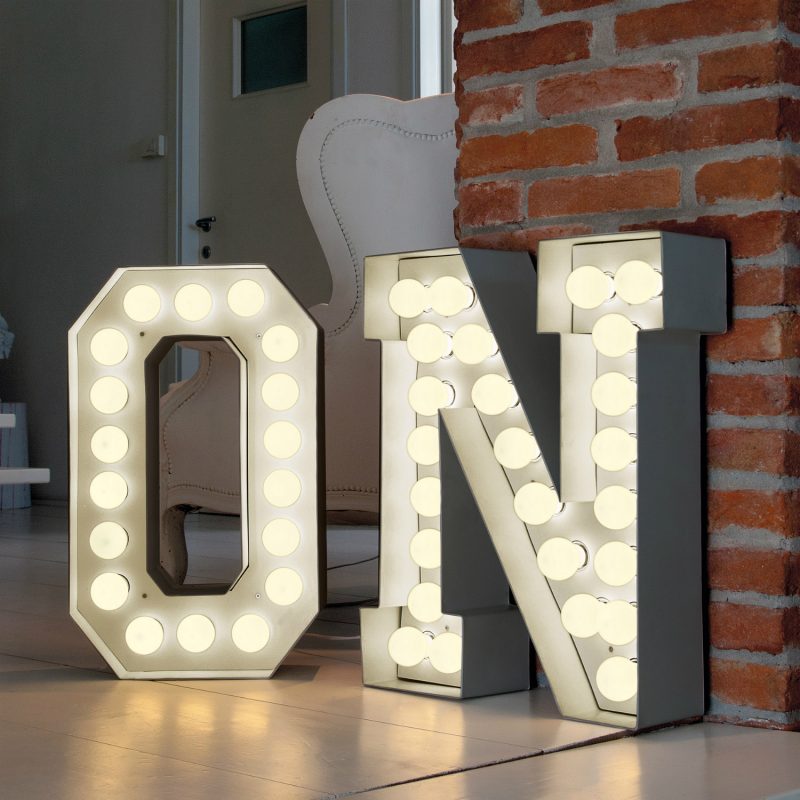 Lettres blanches avec lumières LED Lettres avec lumières lumineuses pour la décoration intérieure & Créez vos mots avec l'alphabet de A à Z les chiffres de 0 à 9 et les symboles. 