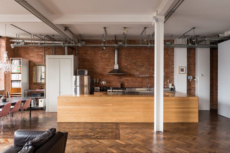 Loft avec parquet à bâtons rompus
