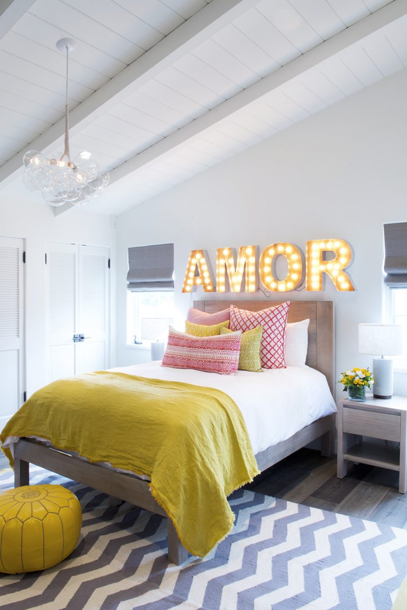 Tête de lit avec lettres lumineuses