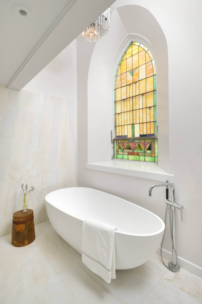 Salle de bains du loft dans une église
