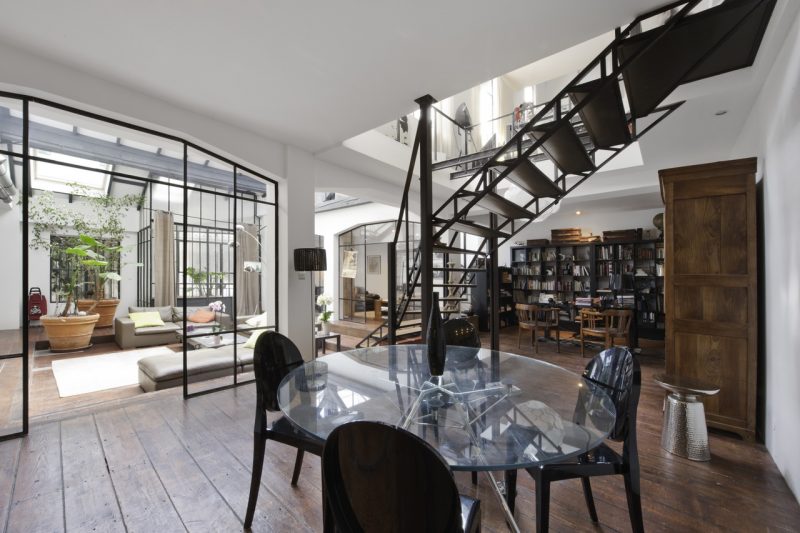 Salle à manger séparée par une verrière