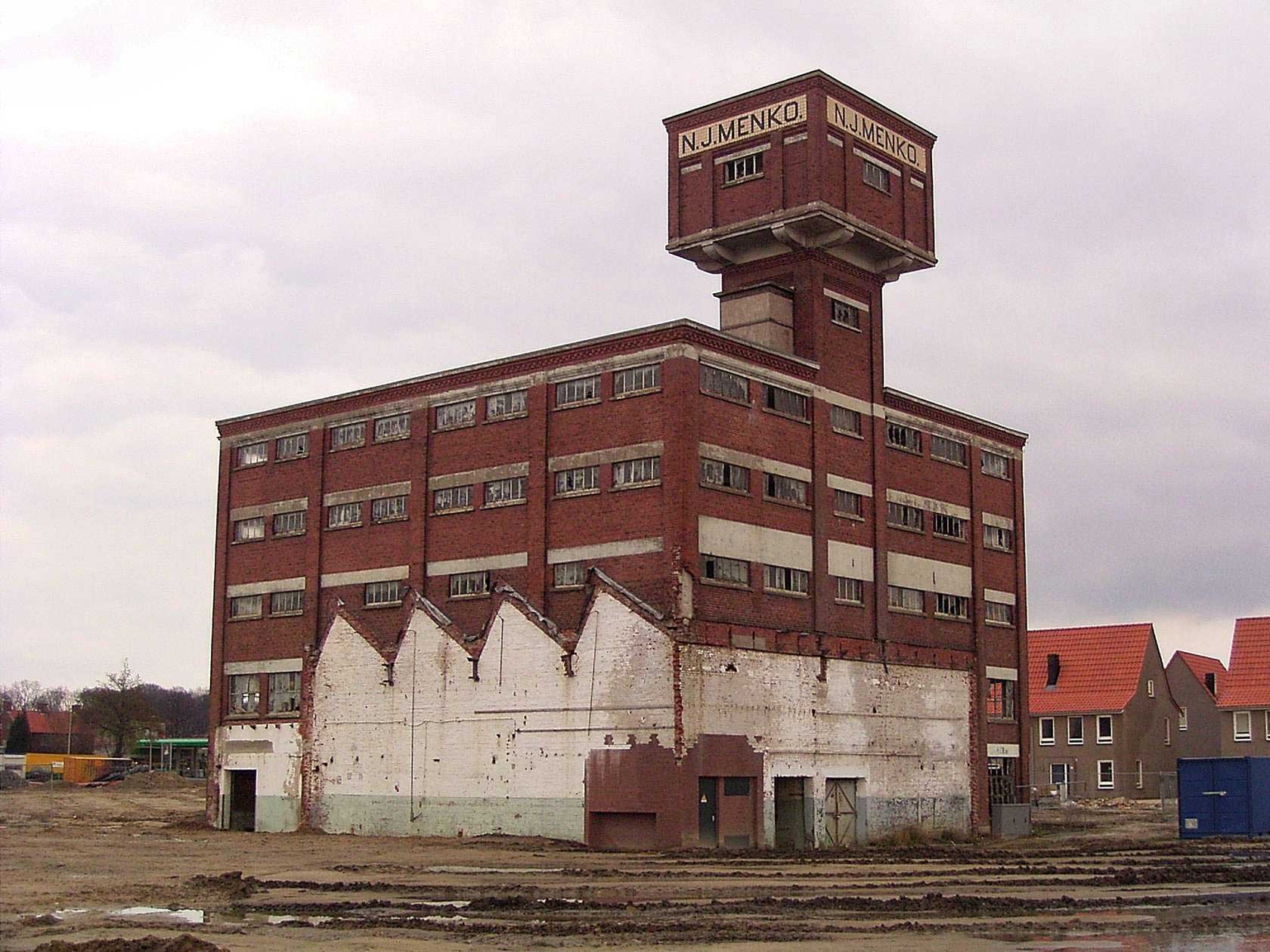 Ancienne usine textile avec une tour Ancienne usine textile avec une tour
